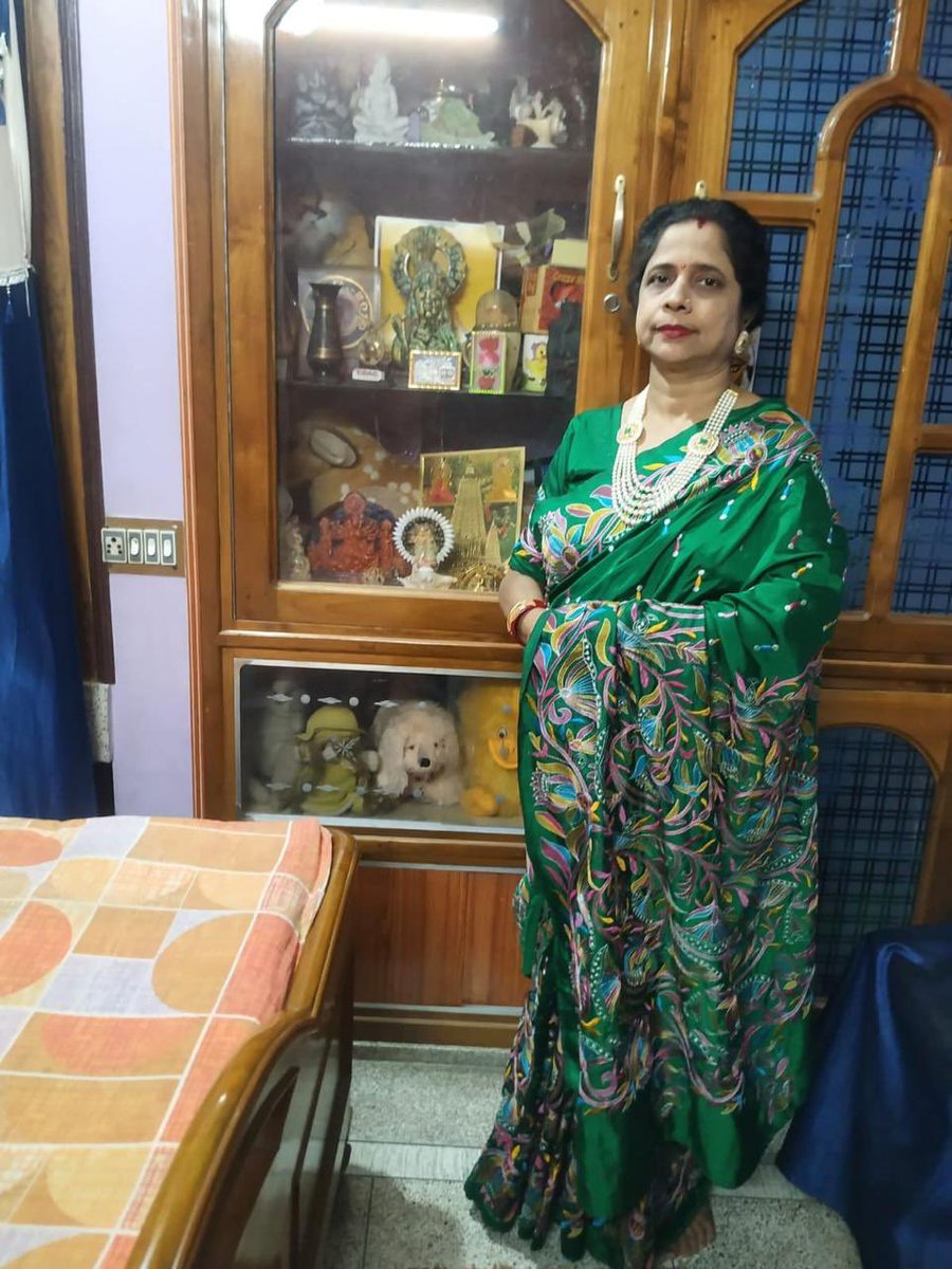 Tamal0401's tweet image. This is the suicide note of a 51-year-old BLO - Rinku Tarafdar from Krishnanagar, #Bengal a para-teacher and mother of two. She wrote:
……….
“I want to live…But they didn’t let me. They pushed me to the brink…
#ElectionCommission is responsible for my fate…”

“I don’t…