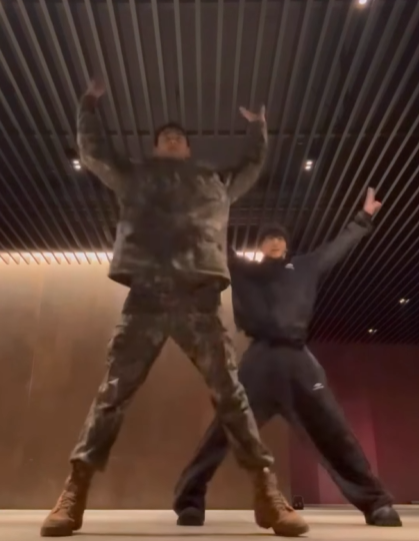 Kkorepo's tweet photo. #チャウヌ（#ASTRO）＆JUNG KOOK（#BTS）、最強のダンスチャレンジ…軍服姿で敬礼！（動画あり） 
#JUNGKOOK #ジョングク　 
🔗https://t.co/L2BvPja8GE https://t.co/wlQjovJgoA