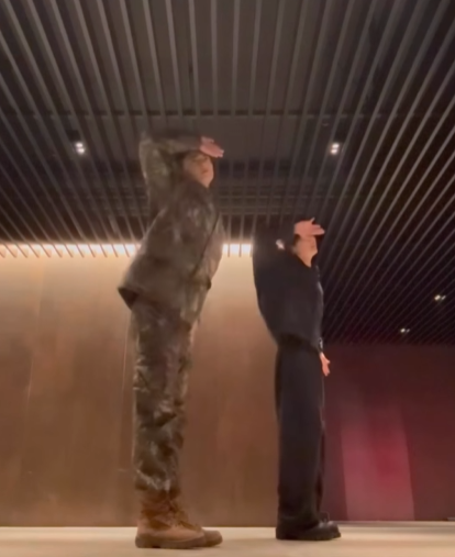 Kkorepo's tweet photo. #チャウヌ（#ASTRO）＆JUNG KOOK（#BTS）、最強のダンスチャレンジ…軍服姿で敬礼！（動画あり） 
#JUNGKOOK #ジョングク　 
🔗https://t.co/L2BvPja8GE https://t.co/wlQjovJgoA