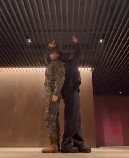Kkorepo's tweet photo. #チャウヌ（#ASTRO）＆JUNG KOOK（#BTS）、最強のダンスチャレンジ…軍服姿で敬礼！（動画あり） 
#JUNGKOOK #ジョングク　 
🔗https://t.co/L2BvPja8GE https://t.co/wlQjovJgoA