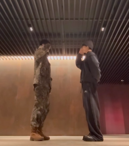 Kkorepo's tweet photo. #チャウヌ（#ASTRO）＆JUNG KOOK（#BTS）、最強のダンスチャレンジ…軍服姿で敬礼！（動画あり） 
#JUNGKOOK #ジョングク　 
🔗https://t.co/L2BvPja8GE https://t.co/wlQjovJgoA