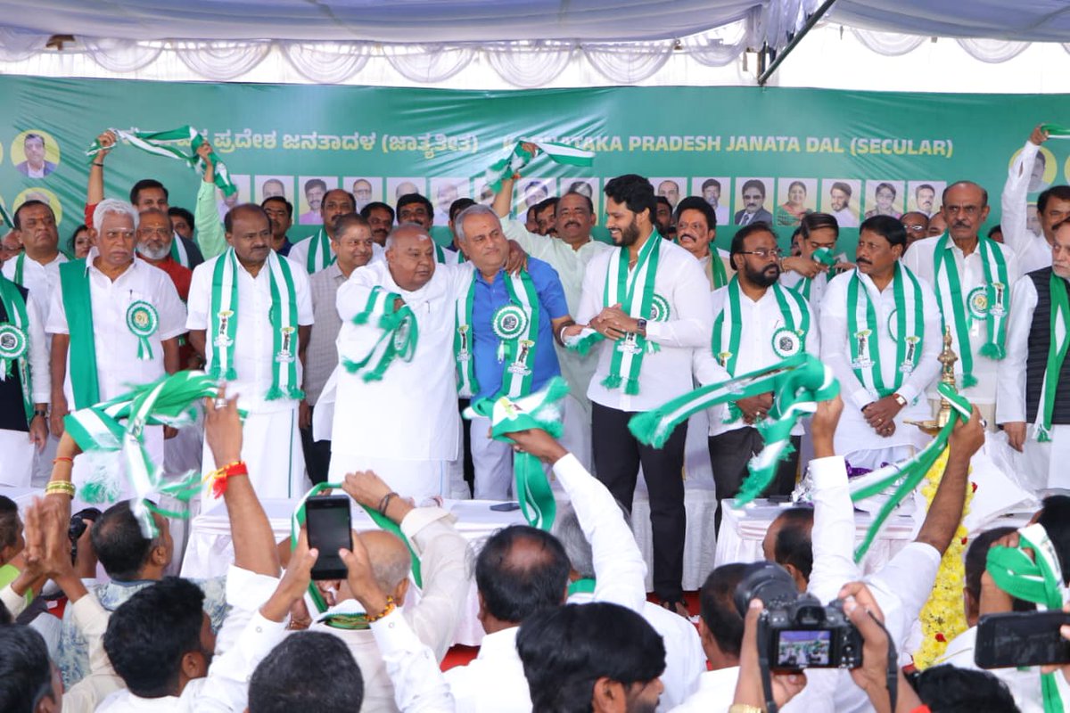 Nikhil_Kumar_k's tweet photo. ಜೆಡಿಎಸ್ 25 ವರ್ಷಗಳ ರಜತ ಮಹೋತ್ಸವ ಸಂಭ್ರಮಾಚರಣೆ ಅಂಗವಾಗಿ ಪಕ್ಷದ ರಾಜ್ಯ ಕಛೇರಿ ಜೆ.ಪಿ. ಭವನದಲ್ಲಿ ಹಮ್ಮಿಕೊಂಡ ರಜತ ಮಹೋತ್ಸವ ಸಂಭ್ರಮದ ಕಾರ್ಯಕ್ರಮವನ್ನು ಪಕ್ಷದ ರಾಷ್ಟ್ರೀಯ ಅಧ್ಯಕ್ಷರಾದ ಶ್ರೀ ಹೆಚ್.ಡಿ. ದೇವೇಗೌಡ ರವರು ಹಾಗೂ ಮಾಜಿ ಮುಖ್ಯಮಂತ್ರಿಗಳು, ಕೇಂದ್ರದ ಉಕ್ಕು ಮತ್ತು ಬೃಹತ್ ಕೈಗಾರಿಕಾ ಸಚಿವರಾದ ಶ್ರೀ ಹೆಚ್.ಡಿ. ಕುಮಾರಸ್ವಾಮಿ ಅವರು ಸೇರಿದಂತೆ ಪಕ್ಷದ ಹಿರಿಯ ನಾಯಕರೊಂದಿಗೆ ಉದ್ಘಾಟಿಸಿ ಕಾರ್ಯಕ್ರಮ ಉದ್ದೇಶಿಸಿ ಮಾತನಾಡಿದೆನು.

ರಾಜ್ಯದಲ್ಲಿ ಪ್ರಾದೇಶಿಕ ಪಕ್ಷವೊಂದು 25 ನೇ ವರ್ಷಾಚರಣೆ ಮಾಡುತ್ತಿರುವುದು ರಾಜ್ಯದ ರಾಜಕೀಯ ಇತಿಹಾಸದಲ್ಲಿಯೆ ಇದೇ ಮೊದಲು. ಪಕ್ಷದ ಬೆಳವಣಿಗೆಗಾಗಿ ತನು, ಮನ, ಧನ ಎಲ್ಲವನ್ನೂ ಅರ್ಪಿಸಿ, ಹೋರಾಟ ಮಾಡಿ, ಪ್ರತಿ ತಾಲ್ಲೂಕಿನ ಬೂತ್ ಮಟ್ಟದಲ್ಲಿ  ಜೆಡಿಎಸ್ ಧ್ವಜವನ್ನು ಹಾರಿಸಿದ ನಮ್ಮ ಚಿನ್ನದಂತಹ ಕಾರ್ಯಕರ್ತರಿಂದ ಇದು ಸಾಧ್ಯವಾಗಿದೆ.

ರಜತ ಮಹೋತ್ಸವದ ಮುಖ್ಯ ಆಕರ್ಷಣೆಯಾಗಿ, ಸನ್ಮಾನ್ಯ ಹೆಚ್. ಡಿ ದೇವೇಗೌಡರು ಮತ್ತು ಶ್ರೀ ಕುಮಾರಸ್ವಾಮಿಯವರ ಭಾವಚಿತ್ರವಿರುವ ಬೆಳ್ಳಿ ನಾಣ್ಯವನ್ನು ಲೋಕಾರ್ಪಣೆ ಮಾಡಲಾಯಿತು. ಜೆಡಿಎಸ್ ಪಕ್ಷವು 25 ವರ್ಷಗಳಲ್ಲಿ ಅನೇಕ ಕಷ್ಟಗಳ ಎದುರಿಸಿ ಬೆಳವಣಿಗೆಯನ್ನು ಸಾಧಿಸಿದ್ದು, ಅನೇಕ ಜನಪ್ರತಿನಿಧಿಗಳು ಮತ್ತು ನಾಯಕರನ್ನು ಈ ಪಕ್ಷ ತಯಾರು ಮಾಡಿದೆ.  ಸಭೆಯಲ್ಲಿ ರೈತರಿಗೆ ಅವರ ಬೆಳೆಗಳಿಗೆ ಸೂಕ್ತ ಬೆಂಬಲ ಮತ್ತು ನ್ಯಾಯಸಮ್ಮತ ಬೆಲೆ ನೀಡುವಂತೆ ಸರ್ಕಾರಕ್ಕೆ ಒತ್ತಾಯ ಮಾಡಲಾಯಿತು.

25 ವರ್ಷಗಳ ಕಾಲ ನೆಲ, ಜಲ, ಭಾಷೆಗಾಗಿ ಹೋರಾಟ ಮಾಡುತ್ತಾ ಬಂದಿರುವ ಮಾಜಿ ಪ್ರಧಾನಮಂತ್ರಿಗಳಾದ ಶ್ರೀ ಹೆಚ್.ಡಿ. ದೇವೇಗೌಡ ರವರು ಹಾಗೂ ಎರಡು ಬಾರಿ ರಾಜ್ಯದ ಮುಖ್ಯಮಂತ್ರಿಯಾಗಿ ರೈತರ ಪರವಾಗಿ ಆಡಳಿತ ಮಾಡಿದ ಕುಮಾರಣ್ಣನವರ ಕೊಡುಗೆಯನ್ನು ನಾವೆಲ್ಲರೂ ಸ್ಮರಿಸಬೇಕು.

ಈ ರಜತ ಮಹೋತ್ಸವ ಕಾರ್ಯಕ್ರಮವನ್ನು ನಾಡಿನೆಲ್ಲಡೆ ಆಚರಿಸೋಣ, ಈವರೆಗೆ 52 ವಿಧಾನಸಭಾ ಕ್ಷೇತ್ರದಲ್ಲಿ ಜನರೊಂದಿಗೆ ಜನತಾಳ ಕಾರ್ಯಕ್ರಮ ಮಾಡಿದ್ದೇನೆ ಮುಂಬರುವ ದಿನಗಳಲ್ಲಿ ಎರಡನೇ ಹಂತದ ಪ್ರವಾಸದ ಮೂಲಕ ಎಲ್ಲಾ ವಿಧಾನಸಭಾ ಕ್ಷೇತ್ರಗಳಿಗೆ ಆಗಮಿಸುತ್ತೇನೆ.

ಮುಂಬರುವ 2028ರ ಚುನಾವಣೆಯಲ್ಲಿ ನಾವು ಈ ಹಿಂದೆ ಗೆದ್ದ 58 ಸ್ಥಾನಗಳನ್ನು ಮೀರಿ ಗೆಲ್ಲಬೇಕಾಗಿದ್ದು, ಅದಕ್ಕಾಗಿ ನಾವೆಲ್ಲರೂ ಬಲಿಷ್ಠವಾಗಿ ಪಕ್ಷ ಕಟ್ಟೋಣ. ಮತ್ತೊಮ್ಮೆ ಕುಮಾರಣ್ಣನವರನ್ನು ರಾಜ್ಯದ ಮುಖ್ಯಮಂತ್ರಿಗಳಾಗಿ ಆಯ್ಕೆ ಮಾಡೋಣ ಎಂದು ತಿಳಿಸಲಾಯಿತು.

ಈ ಸಂಭ್ರಮಾಚರಣೆಯಲ್ಲಿ  ಶಾಸಕಾಂಗ ಪಕ್ಷದ ನಾಯಕರಾದ ಶ್ರೀ ಸುರೇಶ್ ಬಾಬು ರವರು, ಕೋರ್ ಕಮೀಟಿ ಅಧ್ಯಕ್ಷರಾದ ಶ್ರೀ ಜೆ.ಕೆ. ಕೃಷ್ಣಾರೆಡ್ಡಿ ರವರು, ಸಂಸದರಾದ ಶ್ರೀ ಮಲ್ಲೇಶ್ ಬಾಬು ರವರು, ಪಕ್ಷದ ರಾಜ್ಯ ಮತ್ತು ರಾಷ್ಟ್ರಮಟ್ಟದ ಆಹ್ವಾನಿತರು, ಶಾಸಕರು, ಮಾಜಿ ಸಚಿವರು, ಮಾಜಿ ಶಾಸಕರು, ವಿಧಾನಪರಿಷತ್ ಸದಸ್ಯರು, ಜಿಲ್ಲಾ ಘಟಕಗಳ ಅಧ್ಯಕ್ಷರು ಹಾಗೂ ಆಹ್ವಾನಿತ ನಾಯಕರು, ಸಾವಿರಾರು ಕಾರ್ಯಕರ್ತ ಬಂಧುಗಳು ಉಪಸ್ಥಿತರಿದ್ದರು.

#ಜೆಡಿಎಸ್_ಬೆಳ್ಳಿಹಬ್ಬ 
#JdsSiverJubleeCelebrations