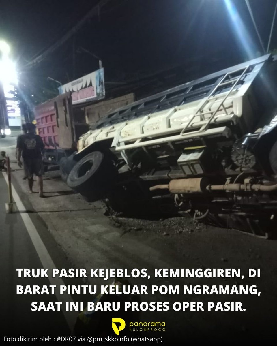 panoramaKP's tweet image. ● Truk Pasir kejeblos, keminggiren, di barat pintu keluar POM Ngramang, saat ini baru proses oper pasir.

● Foto dikirim oleh : #DK07 via @pm_skkpinfo (whatsapp) 
● Lokasi : Barat POM Ngramang, Kapanewon Pengasih, Kulon Progo, Yogyakarta.
#panoramakulonprogo
#kulonprogo
#jogja