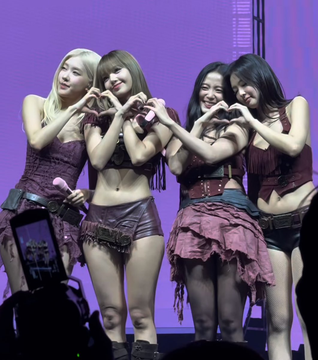 roseannepics's tweet image. 🖤🩷