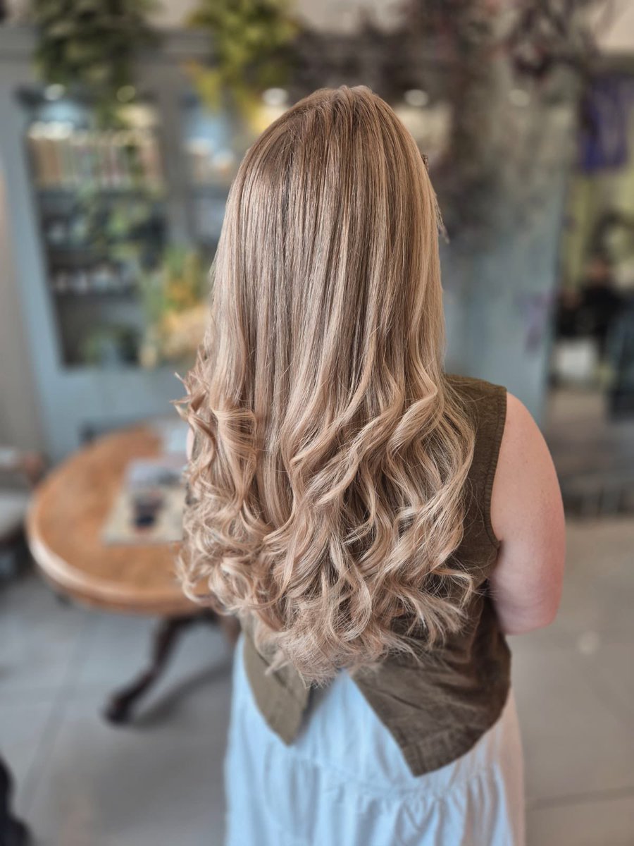 BOKIsHair's tweet photo. Creamy blonde balayage transformation by Jenny 🤩

#blonde #bokishair #hernehill https://t.co/axqmAkizX9