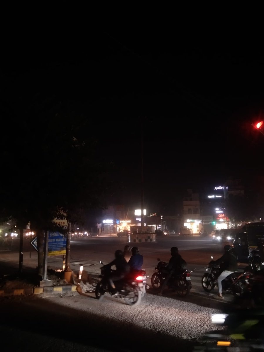 सेक्टर 4-7 चौक पर अंधेरा पसरा हैँ.. कृप्या इस लाइट का स्टार्ट होने का नियमित उपाय करे 
एक ही main लाइट हैँ वहीँ बंद रहती हैँ 
<a href="/OfficialGMDA/">GMDA</a> <a href="/MunCorpGurugram/">MCG</a> <a href="/cmohry/">CMO Haryana</a>