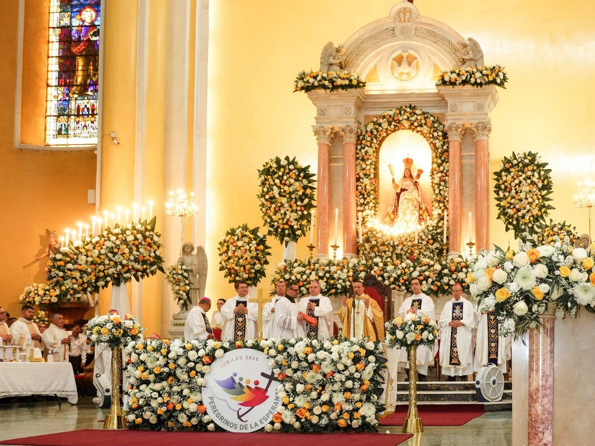 DorianLanglois7's tweet image. Misa concelebrada de nuestra Virgen Teina de La Paz