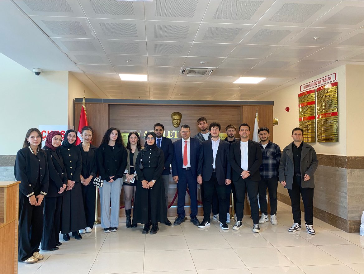 yuht2014's tweet photo. Dekan Yardımcımız Dr. Öğretim Üyesi Sayın Kenan Evren Yaşar'ın katılımlarıyla gerçekleşen Yalova Adliyesi Gezisine katıldık!
Fakültemiz öğrencileriyle gerçekleşen geziye Yalova 3. Ağır Ceza Mahkemesi'nde dava izleyerek başladık ve teorik bilgilerimizi pratik olarak deneyimledik. https://t.co/IbdfP8CuB5