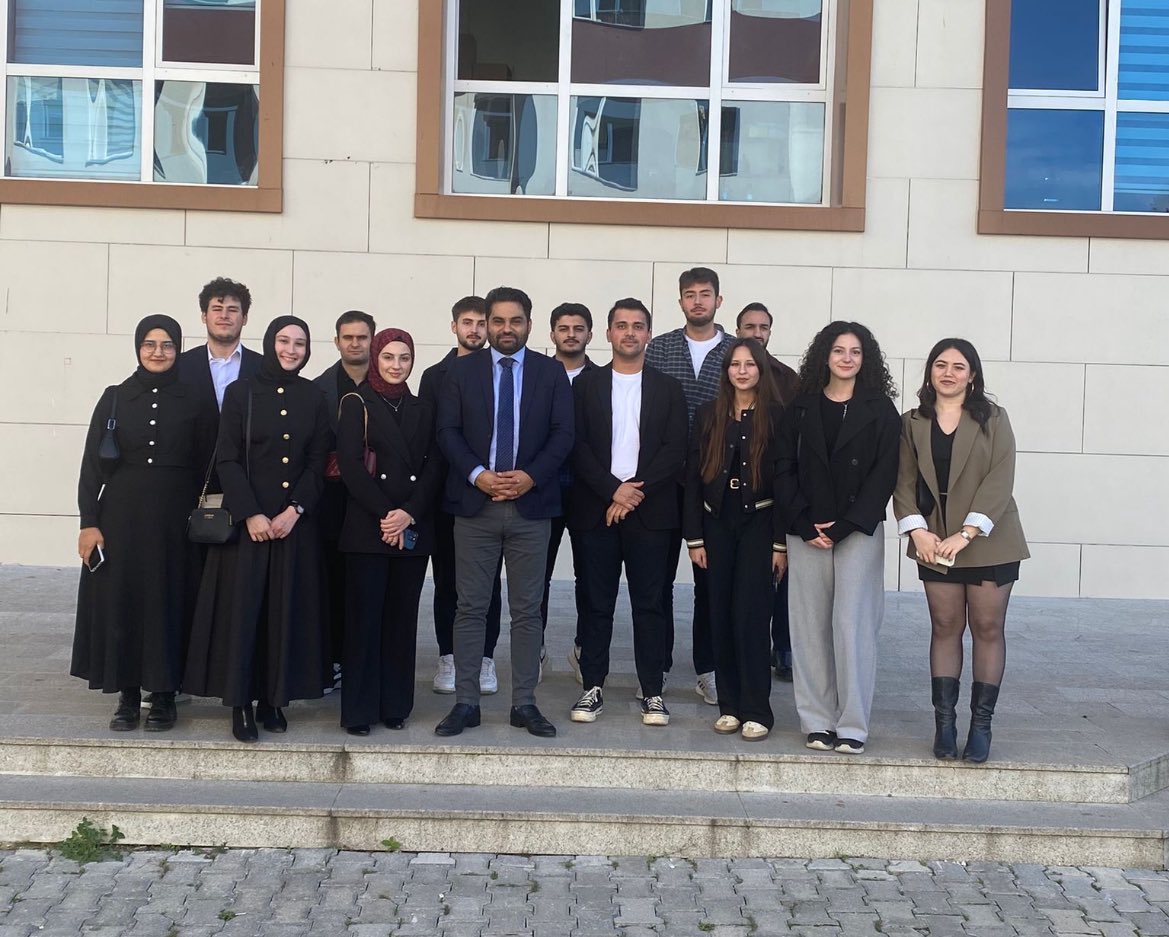 Dekan Yardımcımız Dr. Öğretim Üyesi Sayın Kenan Evren Yaşar'ın katılımlarıyla gerçekleşen Yalova Adliyesi Gezisine katıldık!
Fakültemiz öğrencileriyle gerçekleşen geziye Yalova 3. Ağır Ceza Mahkemesi'nde dava izleyerek başladık ve teorik bilgilerimizi pratik olarak deneyimledik.