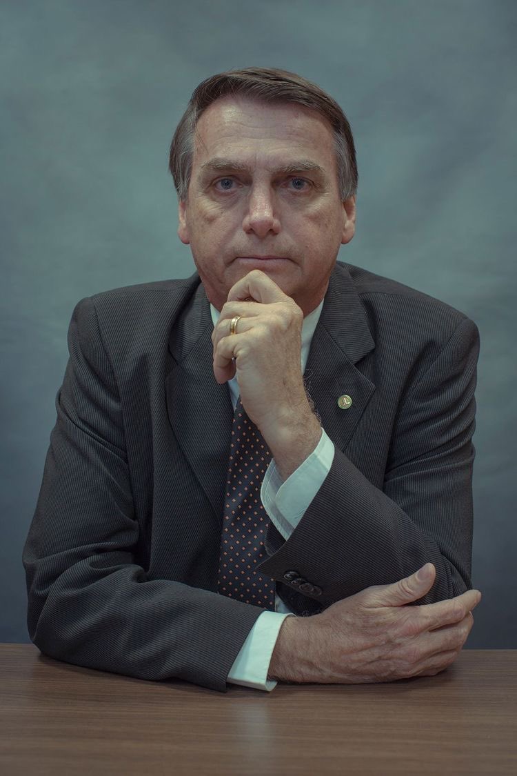 tracklist's tweet image. 🚨 Jair Bolsonaro foi preso preventivamente neste sábado (22) devido a uma tentativa de rompimento da tornozeleira eletrônica ocorrida nesta madrugada.

O ex-presidente foi encaminhado diretamente à Superintendência da Polícia Federal, em Brasília.