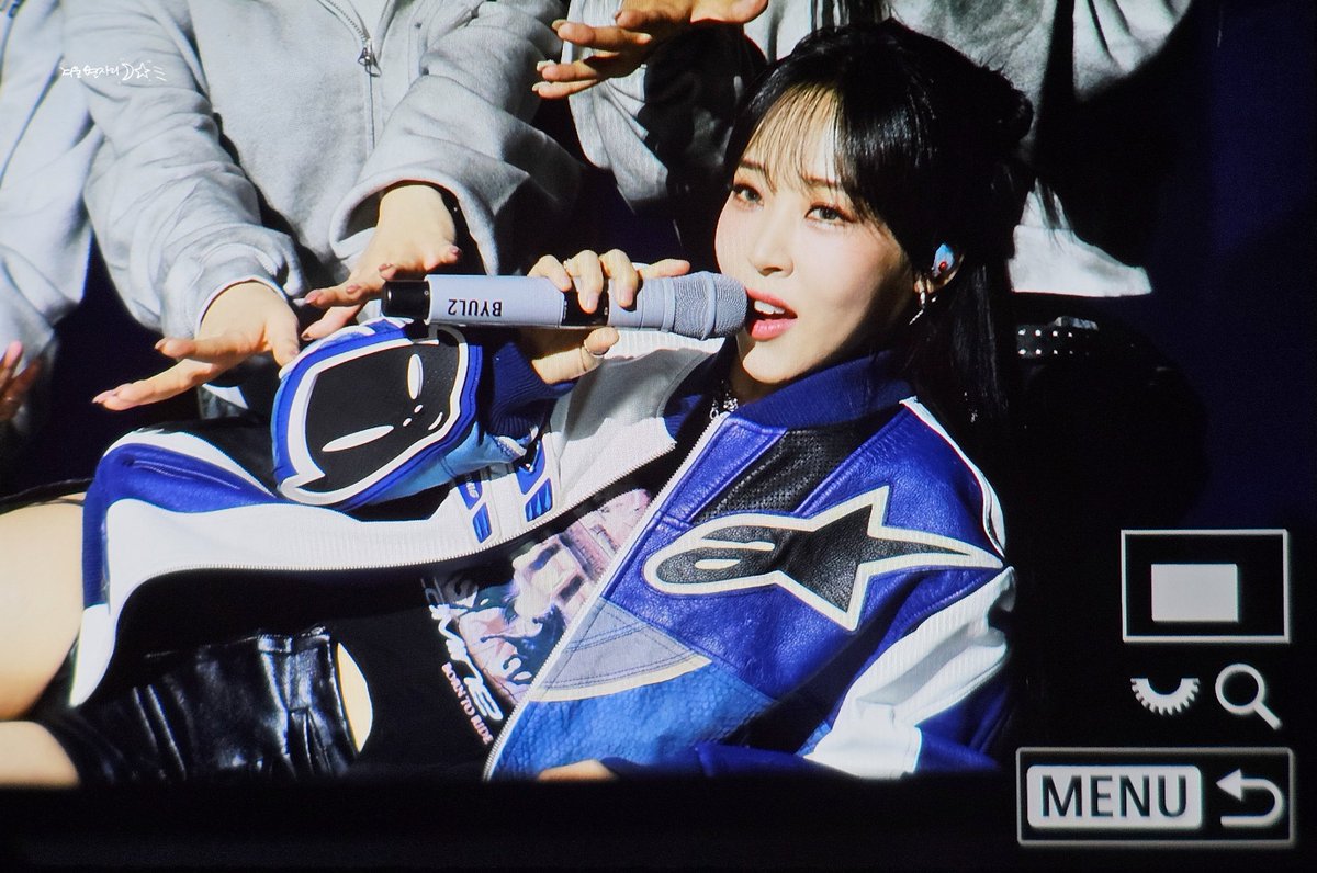 MoonLight921222's tweet photo. 251122 MUSEUM : village of eternal glow 프리뷰 
💙
#마마무 #MAMAMOO #MOONBYUL #문별 https://t.co/YgN9xiSMjl