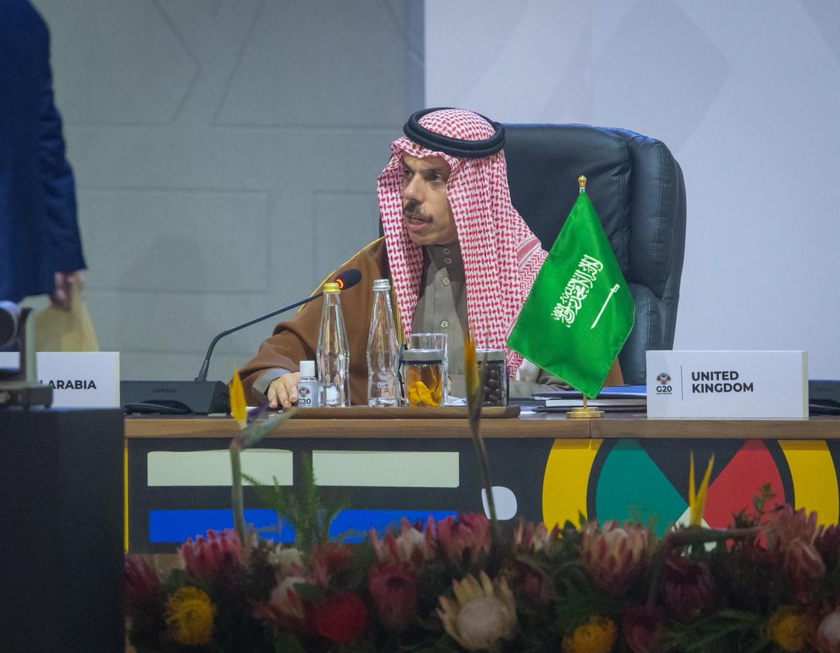 spagov's tweet image. نيابةً عن سمو #ولي_العهد.. 
سمو وزير الخارجية يشارك في الجلسة الأولى لقمة قادة دول مجموعة العشرين.
spa.gov.sa/N2450353
#واس