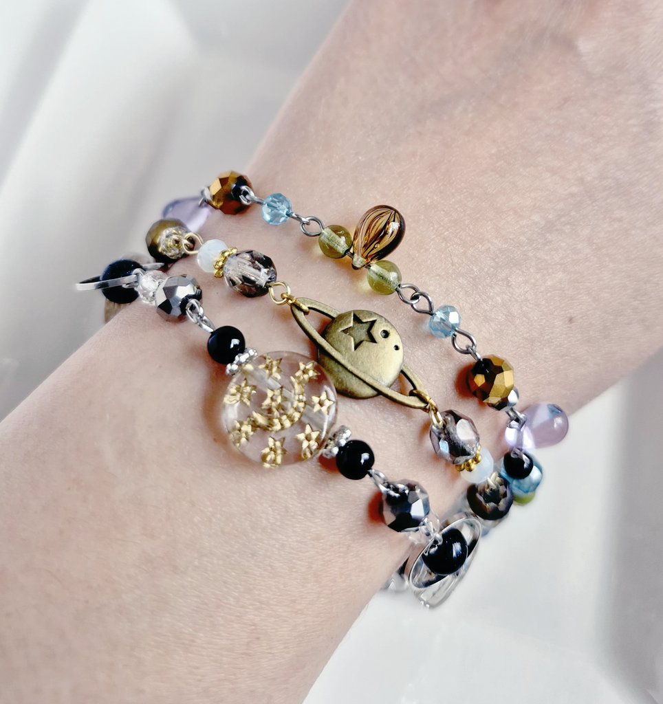 #3連休から始まる爆売れ祈願生活　#365DIYtheme
ブレスレットは結構人気です❣️
大概Ｘにポストする写真のブレスレット達は販売済みの作品が多いですが、こちらのブレスレット達はまだまだ販売中です☺️💕
落ち着いた色合いが好きな方はぜひ🥰
#ハンドメイド