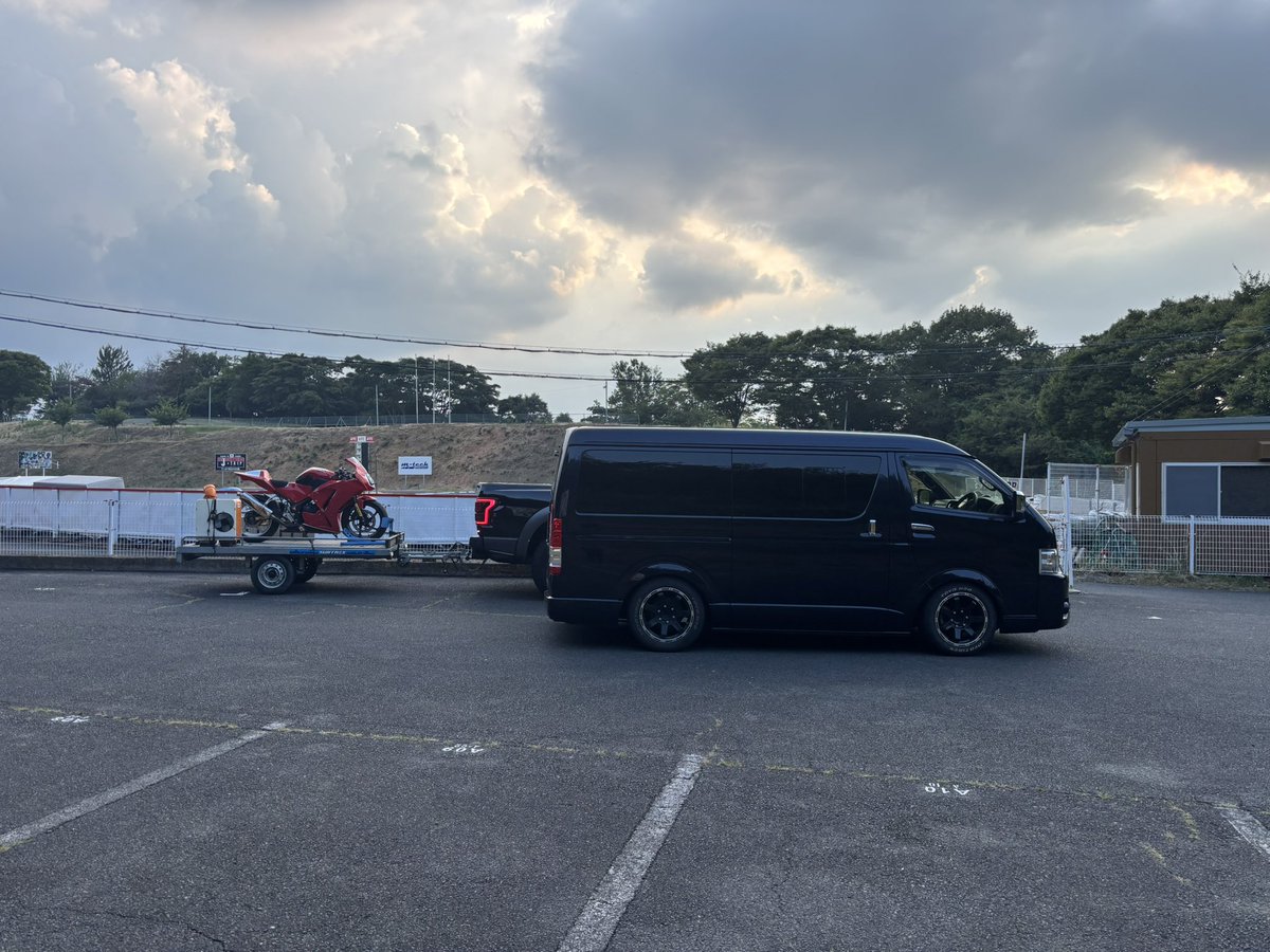 yzfr68's tweet photo. トレーラートランポ二度としない
メリット
・カッコいい
デメリット
・高速代死ぬほど高い
・燃費悪くなる
・雨に打たれる
・荷物全部固定だるい
・駐車場に困る https://t.co/YYPkFzdJuK