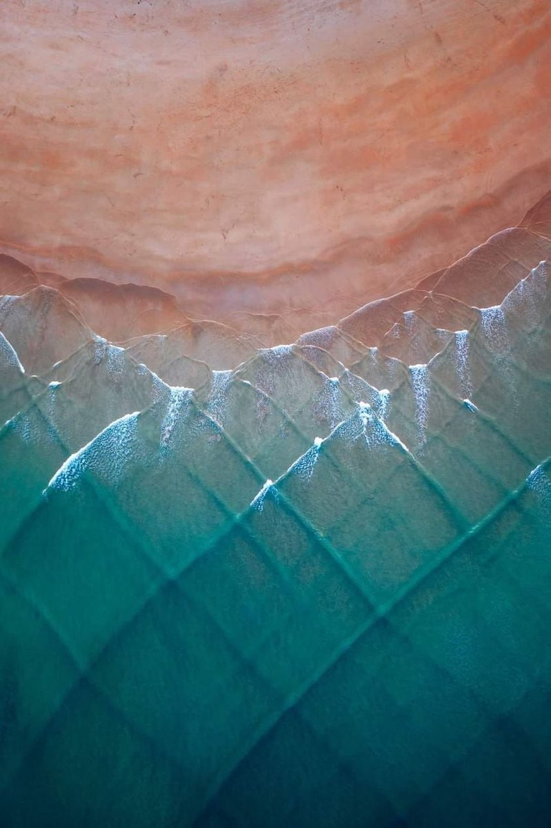 La mer croisée (ici, en Nouvelle-Zélande), un état de la mer où deux systèmes de vagues se propagent dans deux directions différentes, en se croisant.

Crédits : ?

fr.wikipedia.org/wiki/Mer_crois…

#physique #physics #ondes #waves #nature #naturelovers