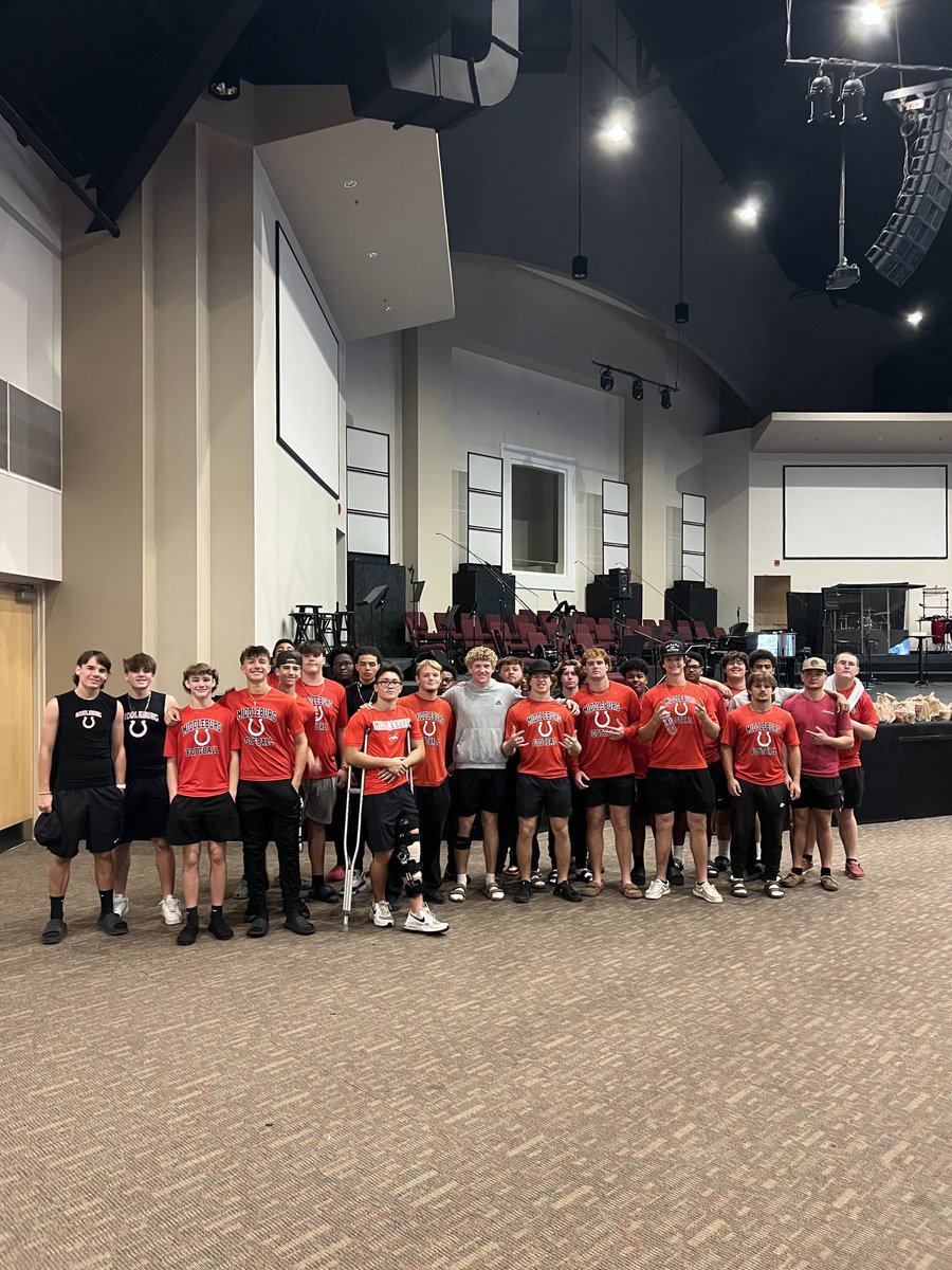 Appreciate these Middleburg Football players showing up at 7:30am for Feeding the 5000. We helped give Thanksgiving dinners to those in need.  Thanks to First Baptist of Middleburg for allowing us to help. 
#ServantLeadership
#HorsePower