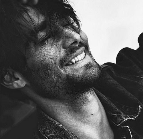 मेरे चेहरे की ये हंसी झूठी है मेरे दोस्त 
कभी मेरे जैसे बनने की दुआ मत मांगना..!!