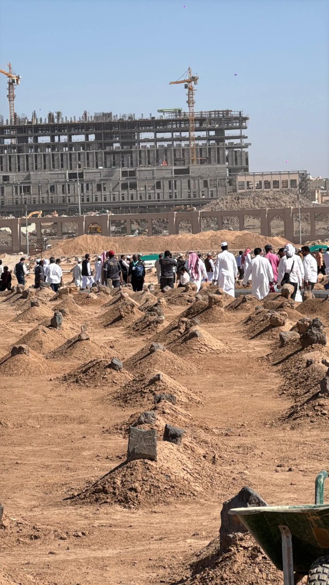 ZakirAliTyagi's tweet image. अल्लाह सभी मरहूमों की मग़फिरत करें!

सऊदी अरब में मक्का-मदीना हाईवे पर 17 नवंबर को बस में लगी आग के बाद हुए हादसे में जान गंवाने वाले सभी 45 भारतीय उमराह यात्रियों के जनाज़े की आज तमाम प्रक्रियाओं को पूरा करने के बाद मदीना के कब्रिस्तान में तदफ़ीन की गई! हादसे की ख़बर सुनते ही…