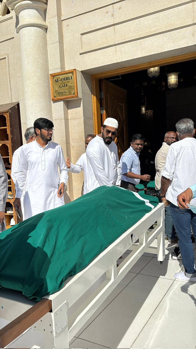 ZakirAliTyagi's tweet image. अल्लाह सभी मरहूमों की मग़फिरत करें!

सऊदी अरब में मक्का-मदीना हाईवे पर 17 नवंबर को बस में लगी आग के बाद हुए हादसे में जान गंवाने वाले सभी 45 भारतीय उमराह यात्रियों के जनाज़े की आज तमाम प्रक्रियाओं को पूरा करने के बाद मदीना के कब्रिस्तान में तदफ़ीन की गई! हादसे की ख़बर सुनते ही…