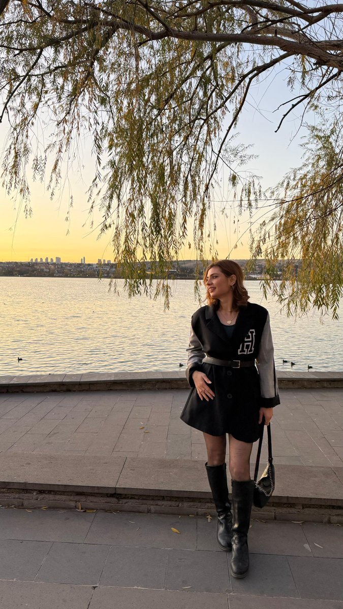 Rüzgâr sustu, şehir uzaklaştı… İçimde sadece düzeltmeye gücüm yetmeyen hikâyeler kaldı.”