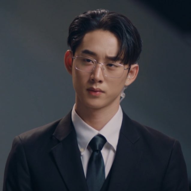 lillygoeson's tweet image. Mok is a part time bodyguard and a full time Thee judger  LMAO 

#MeAndTheeSeriesEP2
#est_rvp @EstRvp