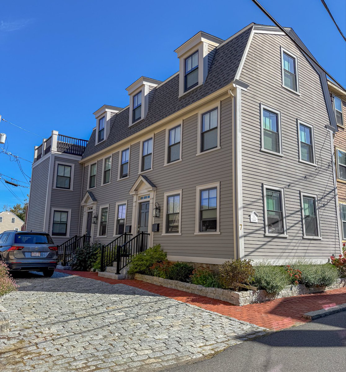 berkie1's tweet image. This recently remodeled 2-family home, first built in 1850, sits on just a 2,613sf lot just steps from Downtown Salem.

Modern zoning would require;
🚫15,000sf lot
🚫100’ frontage
🚫35% max lot coverage
🚫15’ front setback 
🚫100’ min lot width

📍Salem, MA