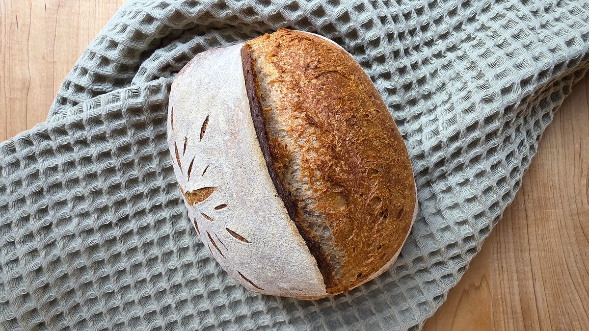 Slow lazy method with instant yeast? This week I tested just how few granules are needed to get a dough fermenting and found the line between a slow low-stress process -- and stagnation resulting in a dough needing to be rescued with more yeast: b7p.org/Jhh7m