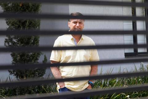 BrianMteleSUR's tweet image. Last night, Sen. Flavio Bolsonaro called a vigil at his father&apos;s mansion. At 12:08  AM, Jair Bolsonaro tried to remove his ankle monitor. The Fed. Police, suspecting he planned to flee to an embassy, arrested him.  Read my article on this below.