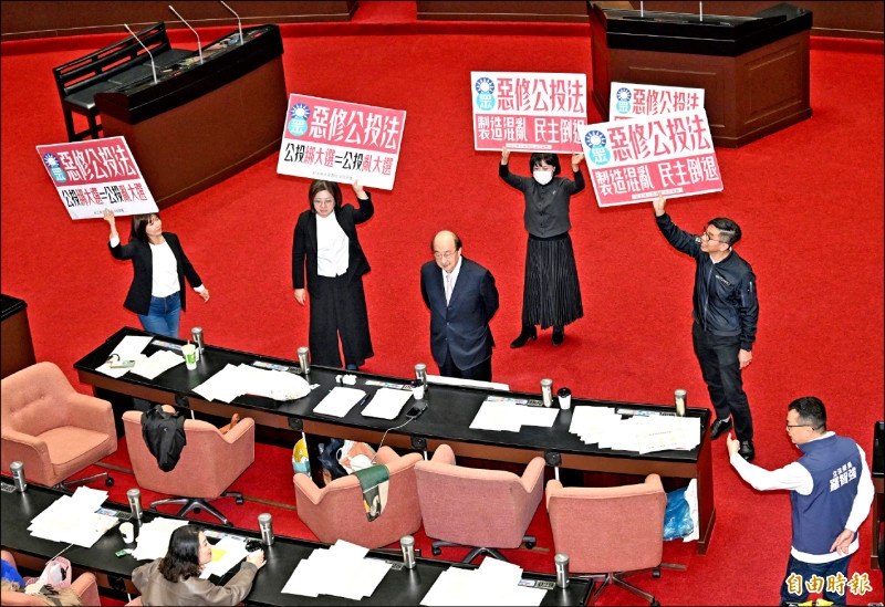 藍白聯手三讀通過 恢復公投綁大選
發表日期：2025-11-22

記者陳政宇／台北報導
公投案公告後3-6個月內投票 若有全國性選舉 應同日舉行
立法院會昨天在藍白立委主導下，三讀通過「公民投票法第廿三條修正案」，明定主管機關應於公投案公告成立後三個月起至六個月內舉行公民...
daipai.tw/article.php?Se…