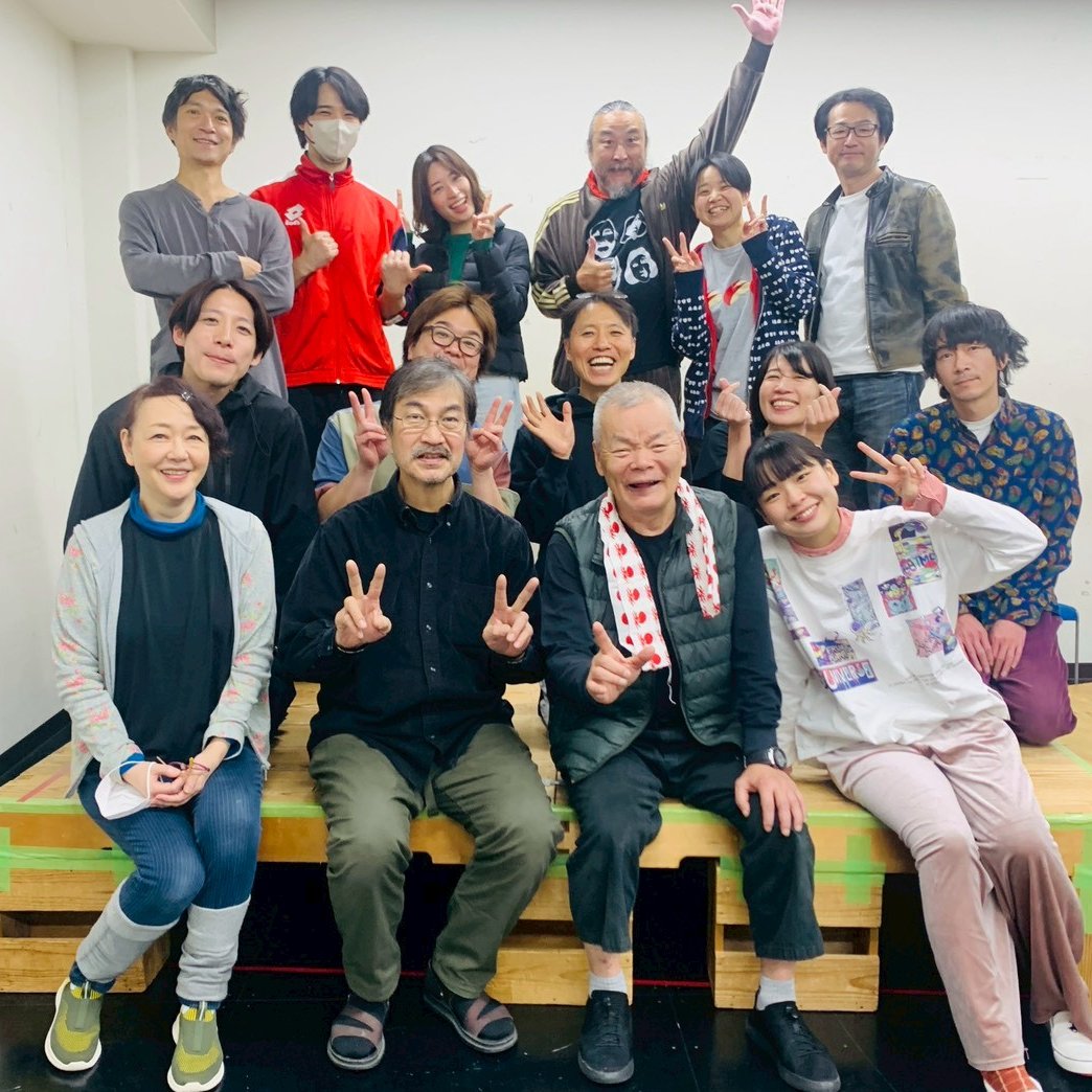 字幕だけでなく映像も駆使し、さらに人々の歌声が高らかに響きます。年の瀬にふさわしい、スペシャルな舞台をどうぞお楽しみください。
enbutown.com/joho/2025/11/2…