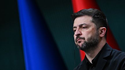 FilFrance's tweet image. Ce corrompu a coûté 60 milliards aux contribuables français avec la complicité de son petit ami #Macron 
Que pensez vous de #Zelensky ?