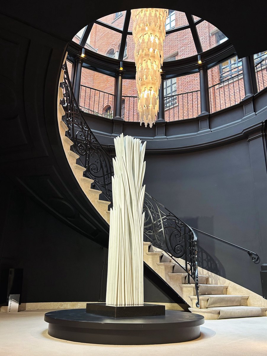 OperaGallery's tweet image. Currently on view at our Paris gallery: a striking marble sculpture by the Uruguayan artist Pablo Atchugarry. @PabloAtchugarry 

Renowned for his mastery of Carrara marble, Atchugarry carves each piece from a single block, revealing fluid, ascending forms that feel both…