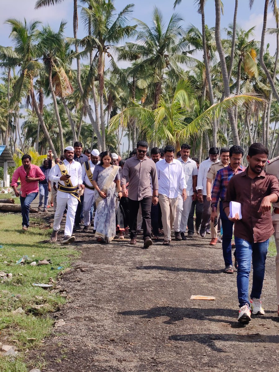 ఉప ముఖ్యమంత్రి శ్రీ కె. పవన్ కళ్యాణ్ పర్యటన ఏర్పాట్లపై సమీక్ష
26వ తేదీ పర్యటనను పురస్కరించుకుని
గూడపల్లి వద్ద హెలిప్యాడ్ ఏర్పాట్లను పరిశీలించిన ప్రజా ప్రతినిధులు, అధికారులు
శంకరగుప్తం మెయిన్ మురికి కాలువ మూలంగా చనిపోయిన కొబ్బరి చెట్ల బాధిత రైతులతో,, సమావేశం కోసం ఏర్పాట్లు పరిశీలన