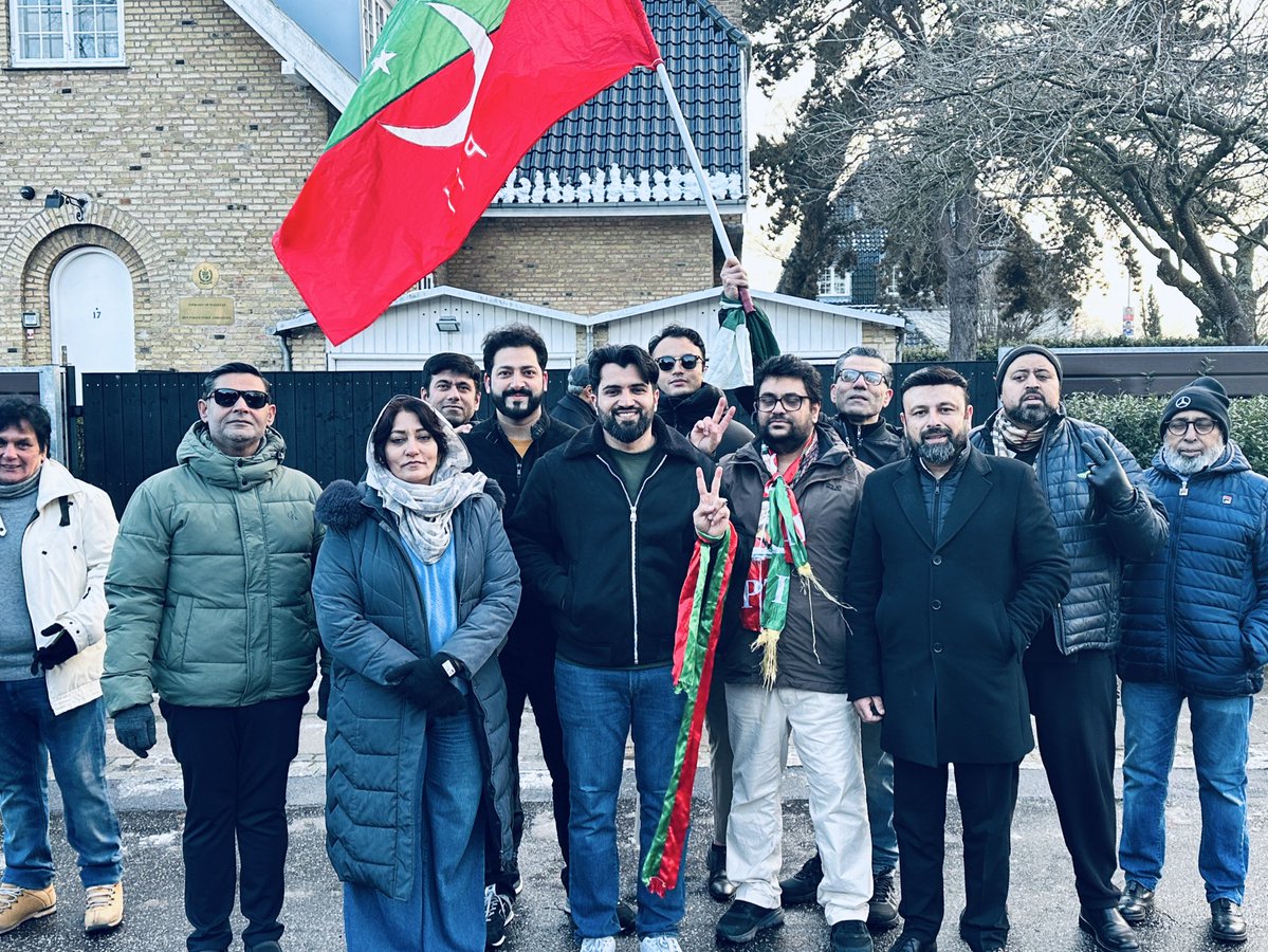 Aladeen_Pro's tweet image. ڈنمارک کے ان لوگوں کا شکریہ جنہوں نے امبیسی کے باہر احتجاج رکھنے کی ہمت پیدا کی اور مزاحمت دیکھائ 🔥۔۔
عمران خان قیدِ تنہائ میں ہے اور ہم مذید ہاتھ پے ہاتھ رکھے نہیں بیٹھ سکتے ۔۔
#مزاحمت_ہی_واحد_راستہ_ہے