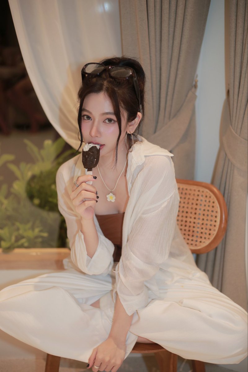 Pailiuuur18's tweet photo. จบโดยสมบูรณ์ กินไอติมคนเดียวกะมี๊ๆละกันนเนอะ 🤏🏻🥹 #LoveMomentTH_EP8 https://t.co/VGzr0P15JF