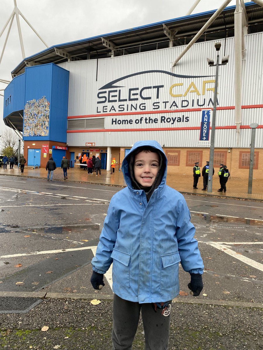 MHeyhoe91's tweet image. Been many years since I’ve been here, but taking Finn to his first @ReadingFC game 👑