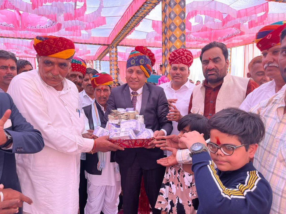 hanumanbeniwal's tweet image. आज नागौर संसदीय क्षेत्र के ग्राम पोटलिया मांजरा (रायधनु) में श्री लिखमारामजी, श्री सोहनराम जी भादू के घर पर आयोजित वैवाहिक कार्यक्रम में सम्मिलित हुआ |