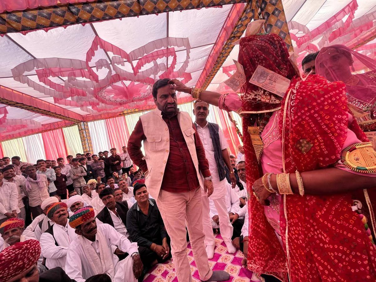 hanumanbeniwal's tweet image. आज नागौर संसदीय क्षेत्र के ग्राम पोटलिया मांजरा (रायधनु) में श्री लिखमारामजी, श्री सोहनराम जी भादू के घर पर आयोजित वैवाहिक कार्यक्रम में सम्मिलित हुआ |