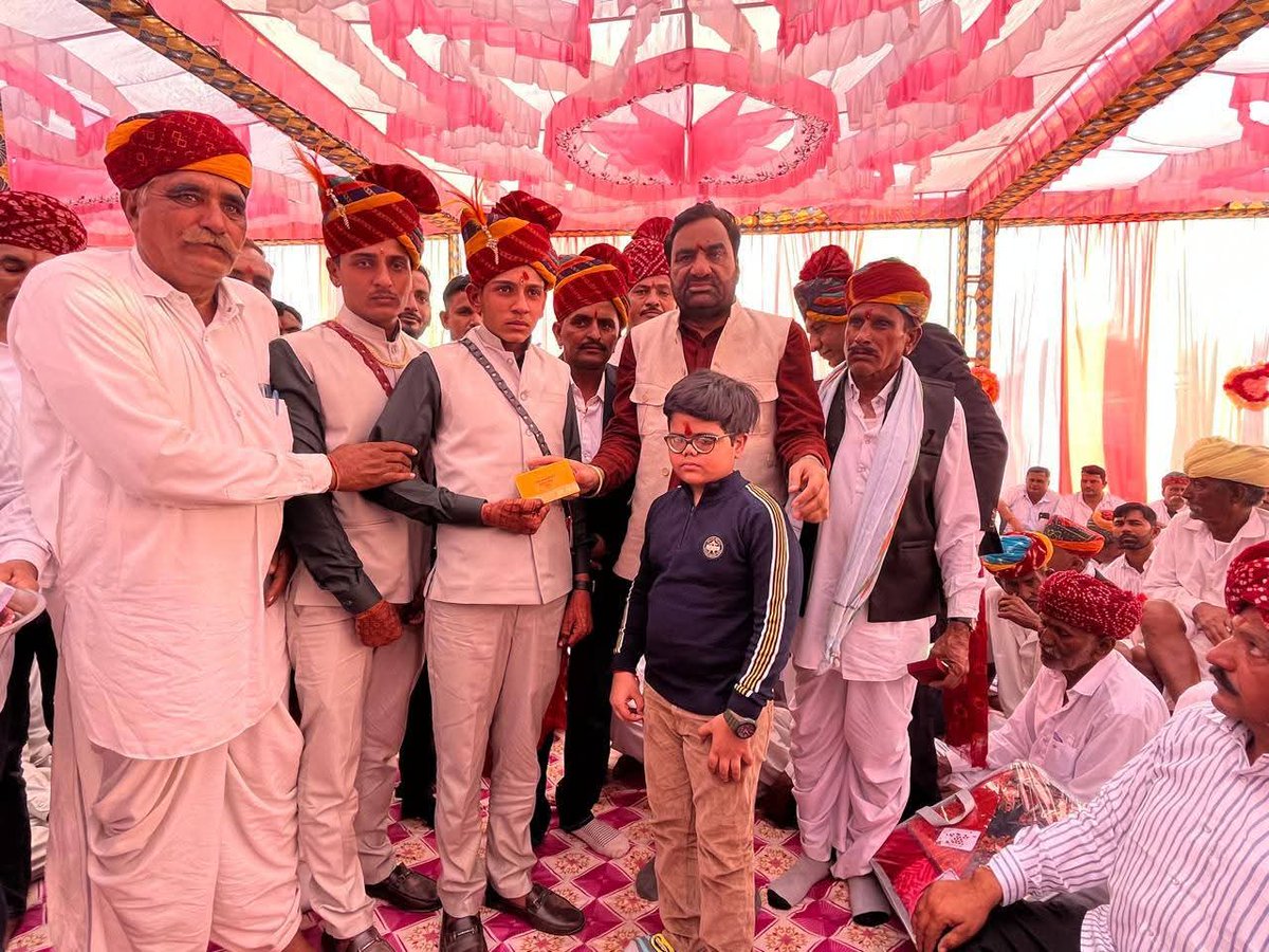 hanumanbeniwal's tweet image. आज नागौर संसदीय क्षेत्र के ग्राम पोटलिया मांजरा (रायधनु) में श्री लिखमारामजी, श्री सोहनराम जी भादू के घर पर आयोजित वैवाहिक कार्यक्रम में सम्मिलित हुआ |