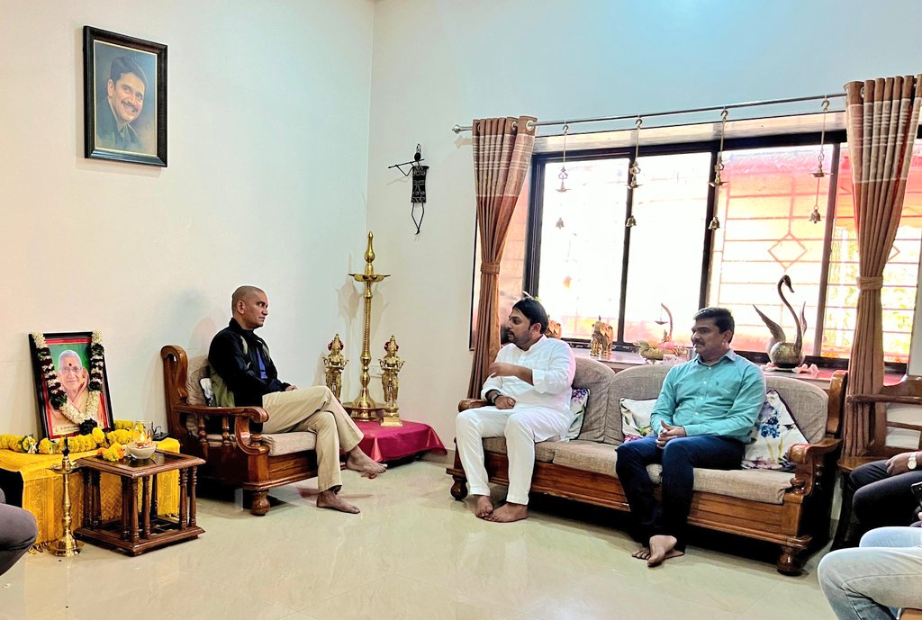 vishwajeetkadam's tweet image. महाराष्ट्राचे अतिरिक्त पोलीस महासंचालक श्री.विश्वास नांगरे-पाटील यांच्या मातोश्री श्रीमती मंगल नारायण नांगरे-पाटील यांचे वृद्धापकाळाने निधन झाले. कोकरूड येथे नांगरे-पाटील कुटुंबीयांची सांत्वनपर भेट घेत धीर दिला. कष्ट आणि प्रामाणिकपणाची त्यांनी दिलेली शिदोरी श्री. विश्वास…