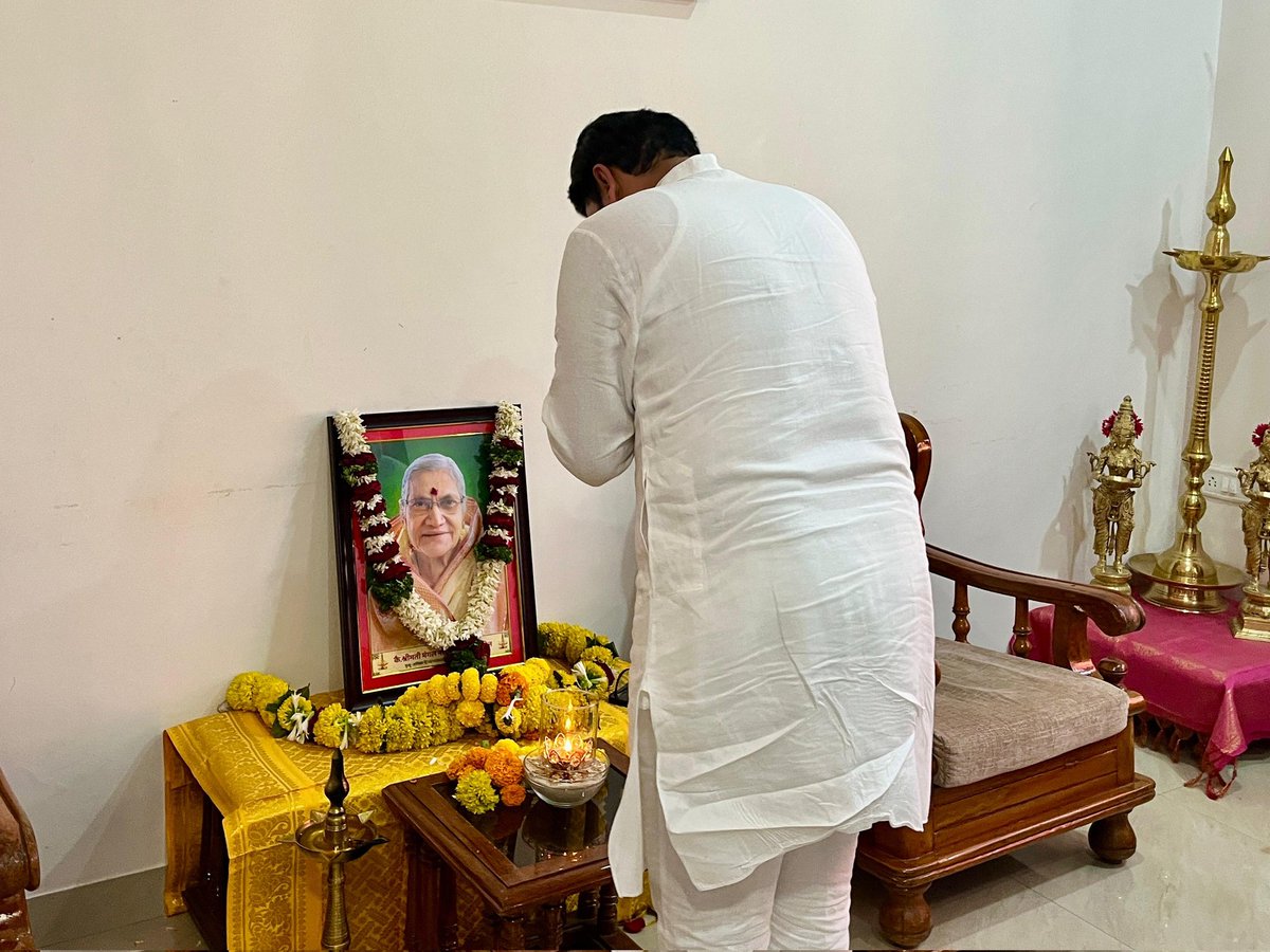 vishwajeetkadam's tweet image. महाराष्ट्राचे अतिरिक्त पोलीस महासंचालक श्री.विश्वास नांगरे-पाटील यांच्या मातोश्री श्रीमती मंगल नारायण नांगरे-पाटील यांचे वृद्धापकाळाने निधन झाले. कोकरूड येथे नांगरे-पाटील कुटुंबीयांची सांत्वनपर भेट घेत धीर दिला. कष्ट आणि प्रामाणिकपणाची त्यांनी दिलेली शिदोरी श्री. विश्वास…