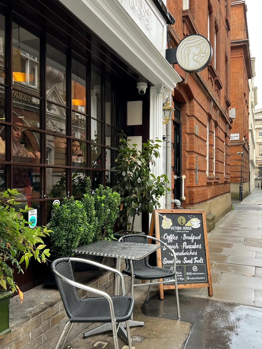 JoinIslaWave's tweet image. Step outside and take a seat! Our sidewalk table invites you to relax and soak in the atmosphere. What’s your go-to drink for a sunny day? Let us know in the comments! 🍹🌼 #AlFresco #TableForTwo #SipAndRelax
