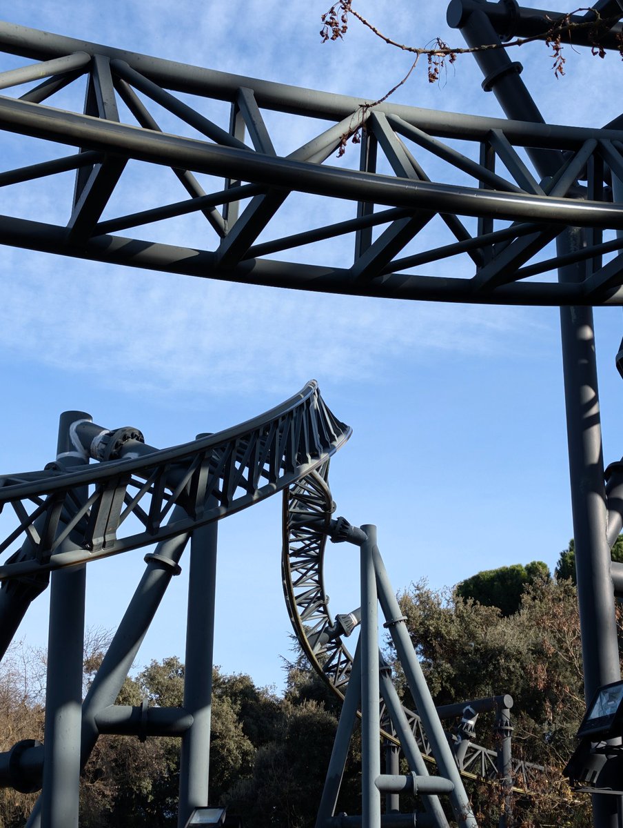 onetrainops's tweet image. intamin SLC was surprisingly smooth! bonus points for the excessive supports, the host on her phone whilst dispatching, and the ops letting  an underheight child on because the dad was about to kick up a fuss lol
