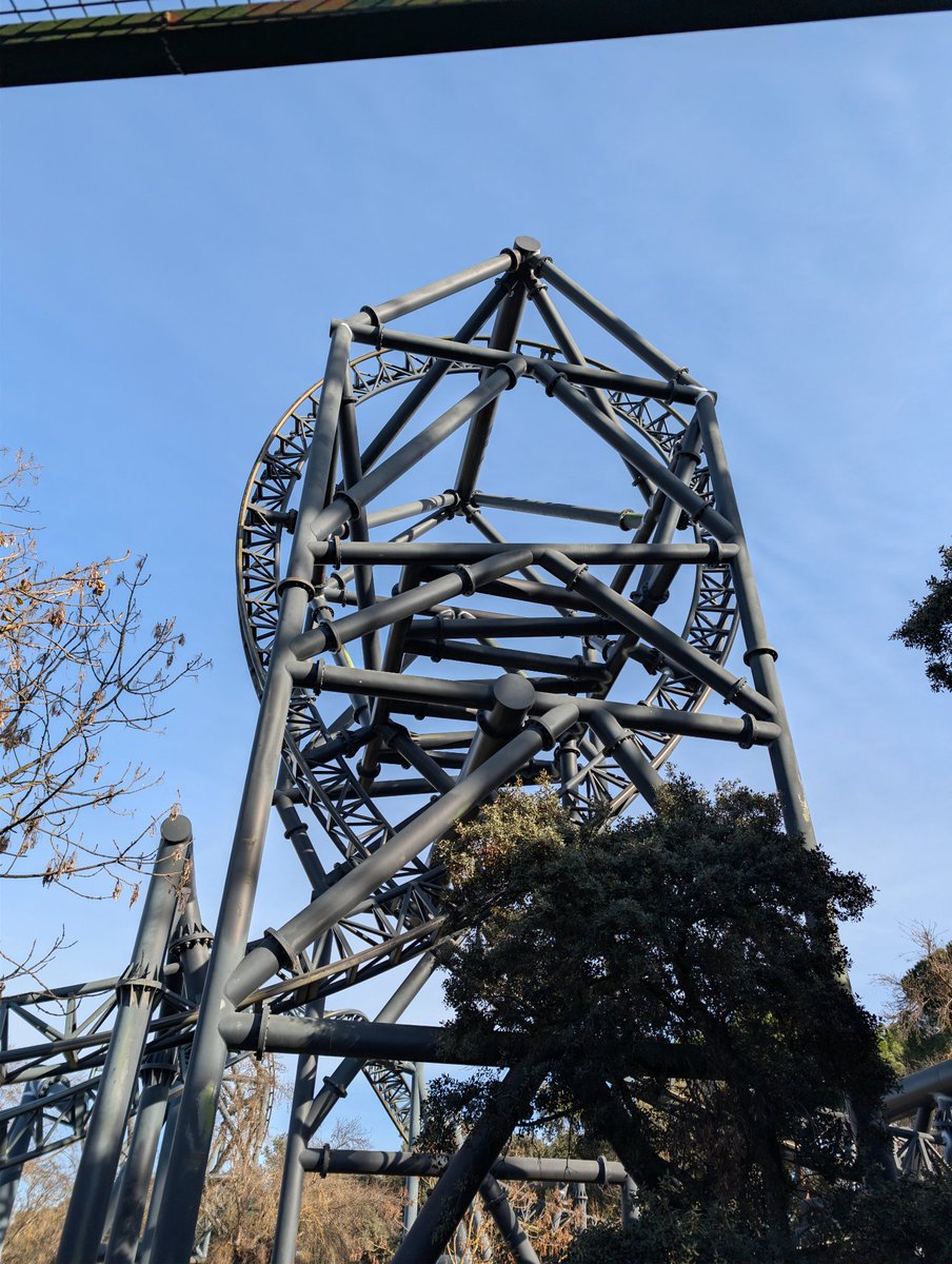 onetrainops's tweet image. intamin SLC was surprisingly smooth! bonus points for the excessive supports, the host on her phone whilst dispatching, and the ops letting  an underheight child on because the dad was about to kick up a fuss lol