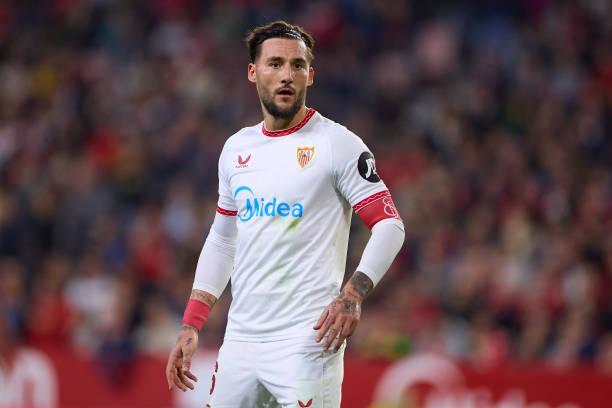 diario_men40607's tweet image. 🚨ÚLTIMA HORA🚨 

💣💥El Génova se interesa en Nemanja Gudelj.

👉🏻El conjunto italiano está en búsqueda de un futbolista con experiencia y de bajo coste para intentar salir del descenso, según informa @MatteMoretto.

🔚Además, el jugador del #SevillaFC acaba contrato en junio.