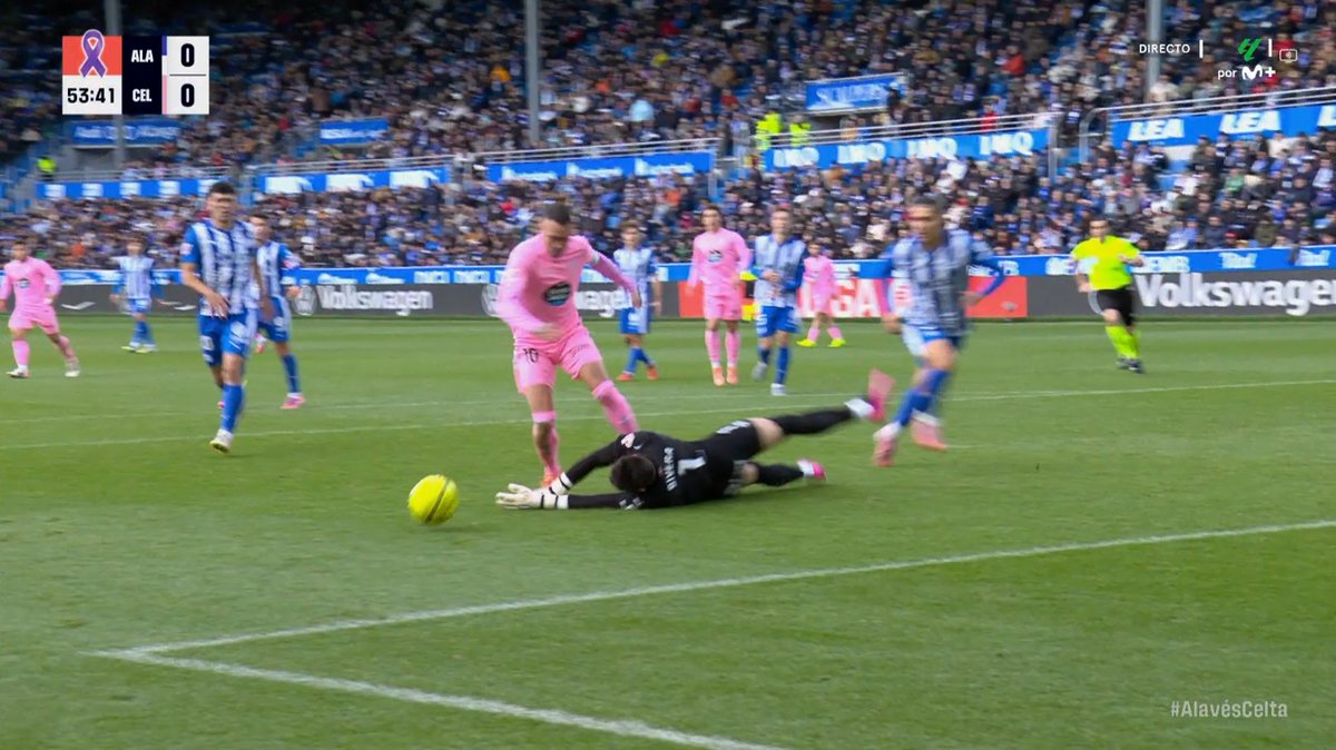 ArchivoVAR's tweet image. 🖥️💥 El VAR se lavó las manos en el Alavés - Celta de Vigo.

👉🏻 Iago Aspas, para forzar el contacto con Sivera, le da una patada en el abdomen.

❌ 𝗘𝗦 𝗙𝗔𝗟𝗧𝗔 𝗘𝗡 𝗔𝗧𝗔𝗤𝗨𝗘.

▪️ Si bien Sivera tras ello le arrolla con los brazos, antes se produce la infracción de Aspas.