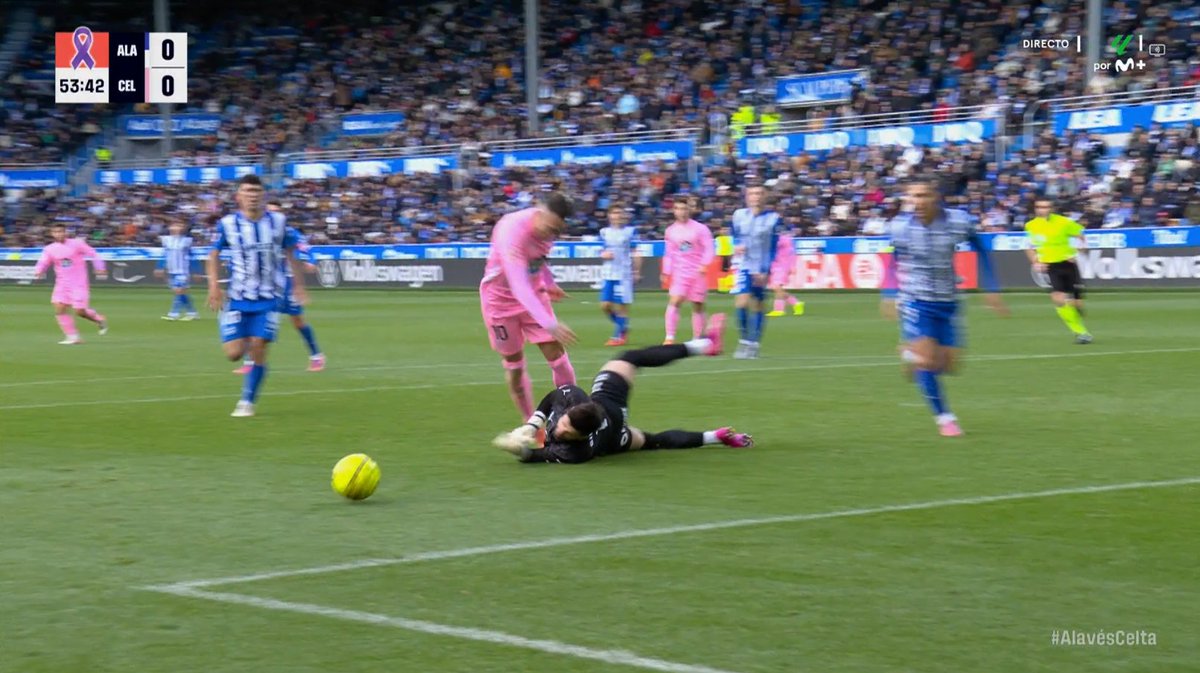 ArchivoVAR's tweet image. 🖥️💥 El VAR se lavó las manos en el Alavés - Celta de Vigo.

👉🏻 Iago Aspas, para forzar el contacto con Sivera, le da una patada en el abdomen.

❌ 𝗘𝗦 𝗙𝗔𝗟𝗧𝗔 𝗘𝗡 𝗔𝗧𝗔𝗤𝗨𝗘.

▪️ Si bien Sivera tras ello le arrolla con los brazos, antes se produce la infracción de Aspas.