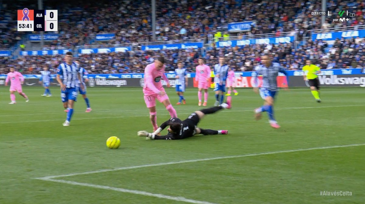 ArchivoVAR's tweet image. 🖥️💥 El VAR se lavó las manos en el Alavés - Celta de Vigo.

👉🏻 Iago Aspas, para forzar el contacto con Sivera, le da una patada en el abdomen.

❌ 𝗘𝗦 𝗙𝗔𝗟𝗧𝗔 𝗘𝗡 𝗔𝗧𝗔𝗤𝗨𝗘.

▪️ Si bien Sivera tras ello le arrolla con los brazos, antes se produce la infracción de Aspas.