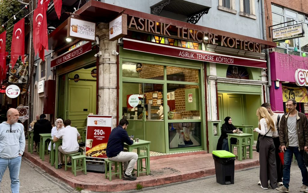 Balat’a yolunuz düşerse mutlaka uğrayın. Mekânın adı Asırlık Tencere Köftesi.  Normalde Edirne’ye has bir köfte. 

Çok sevdim. Ekmeğin arasına patlıcanı serip ekşi ayranla… En güzel yanıysa mutfaktan masaya kadar hiçbir yerde boykot ürünü yok.

Temiz, leziz, kaliteli ve boykot