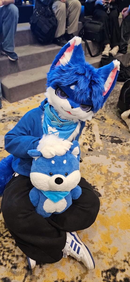 나 닮은 인형이 있다고 해서 놀라지 마!
그것도 나니까! 😈

#fursuit 
#FursuitEveryday